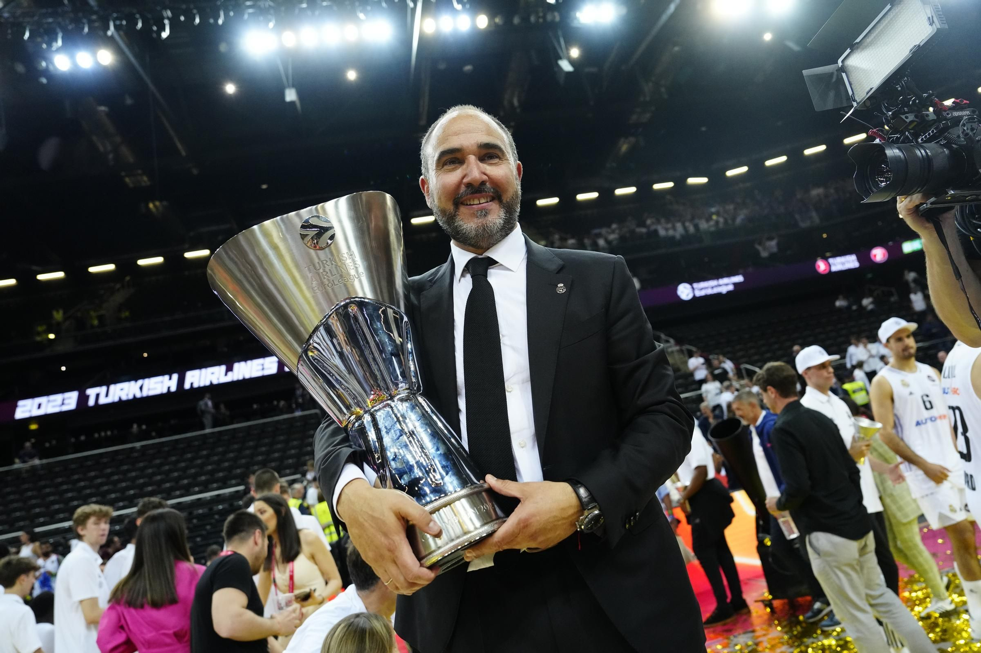 Chus Mateo, entrenador del Real Madrid, con el título que le acredita como campeón de Europa.