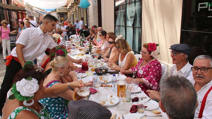 Los visitantes comienzan la jornada de fiesta almorzando en las casetas y puestos de la Feria del Centro.