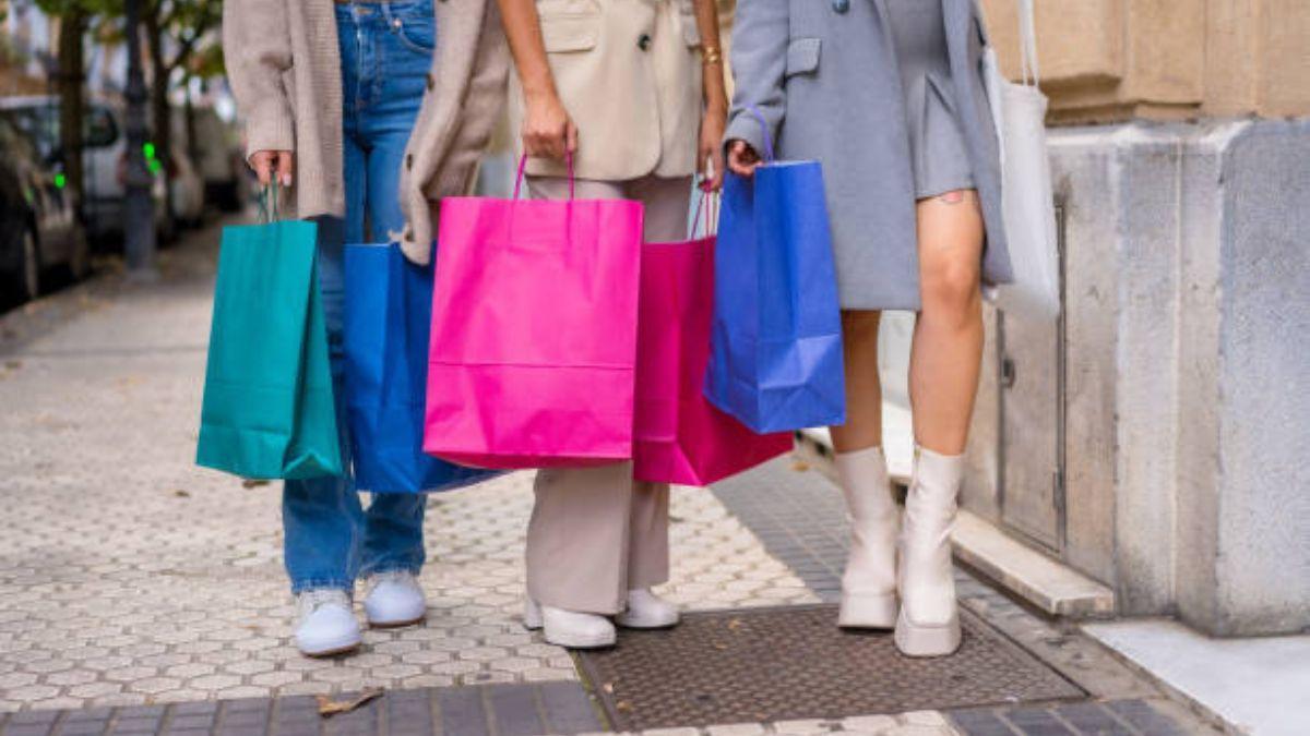 Tres chicas de compras