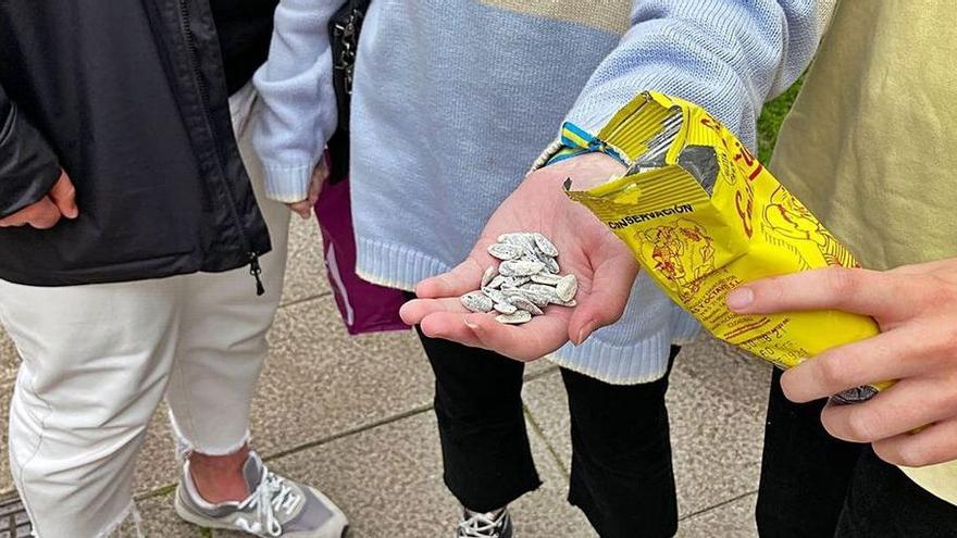 Tres adolescents amb un grapat de pipes en un carrer d&#039;Avilés