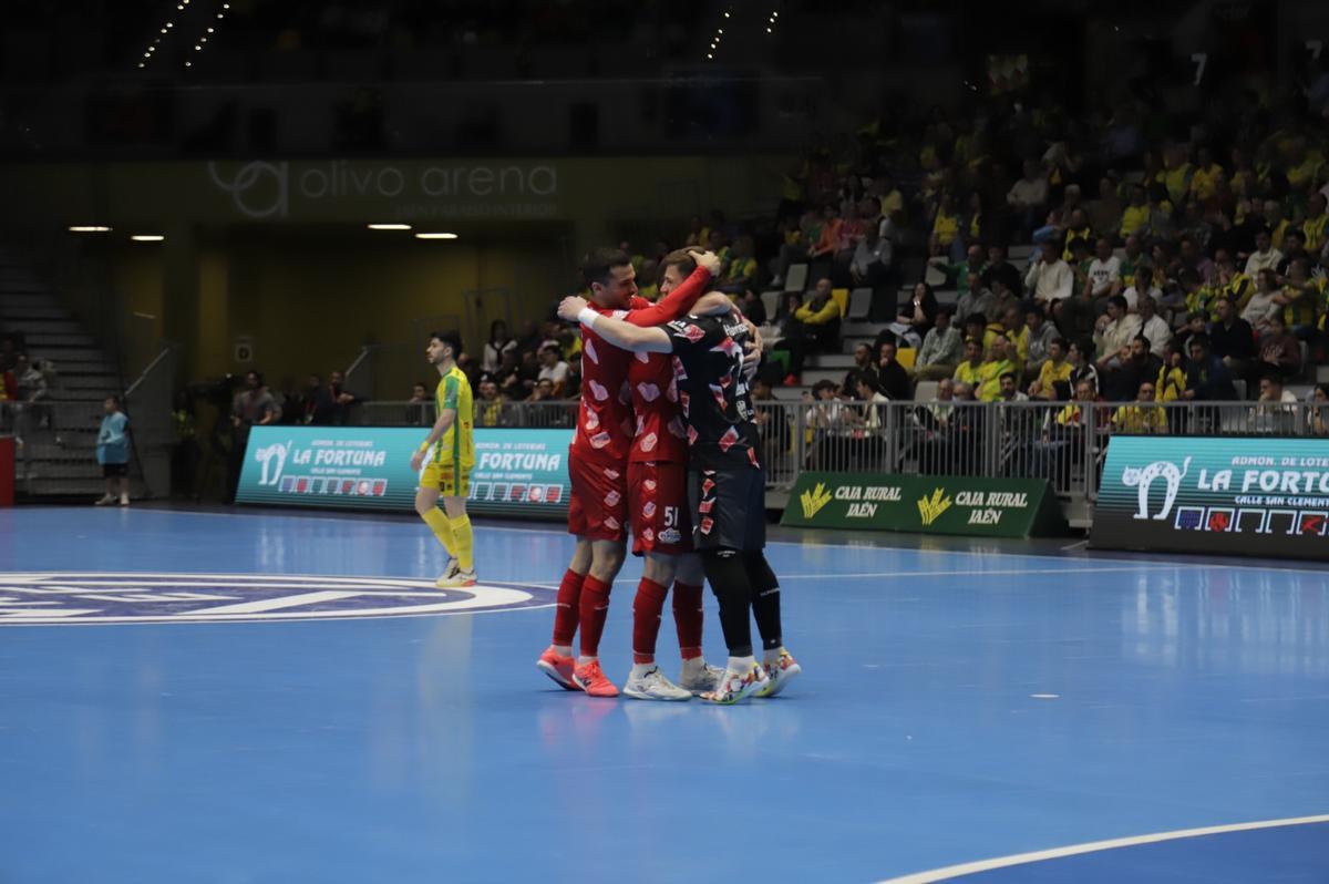 Los jugadores de ElPozo Murcia celebran el primer gol en el Olivo Arena, obra del meta Henrique