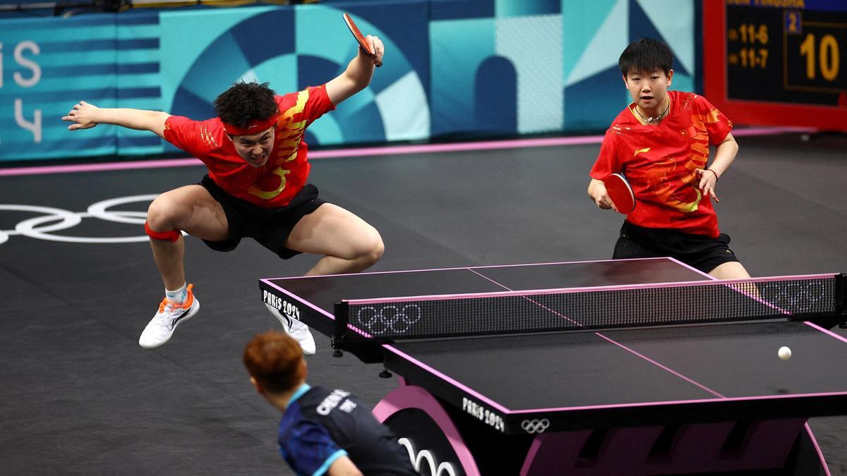 La pareja china formada por Chuqin Wang y Yingsha Sun durante su partido de cuartos de final en la competición de dobles mixtos de tenis de mesa