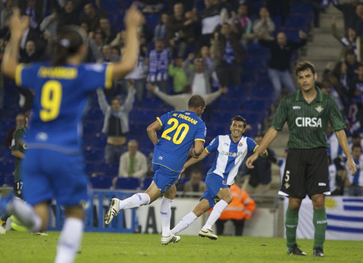 El davanter uruguaià del RCD Espanyol Walter Pandiani celebra amb el seu company l’argentí Jesús Dátolo el gol contra el Betis. El davanter uruguaià del RCD Espanyol Walter Pandiani celebra amb el seu company l’argentí Jesús Dátolo el gol contra el Betis.