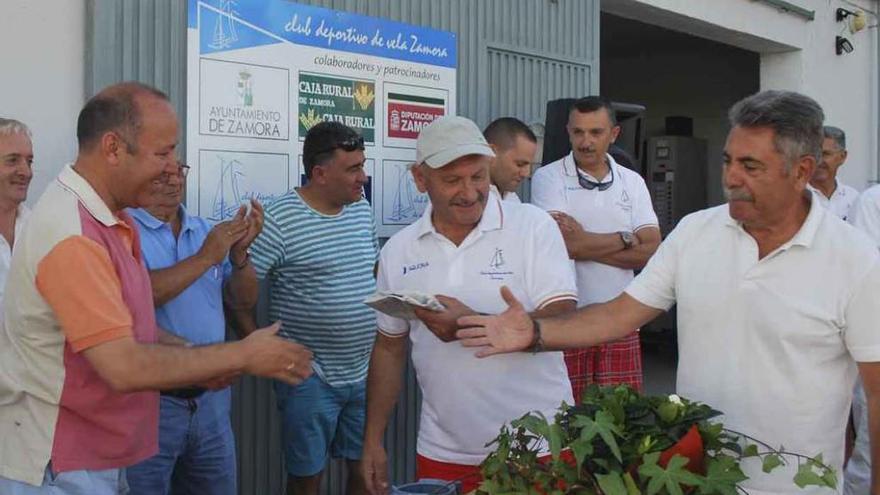 José María Barrios entrega uno de los premios.