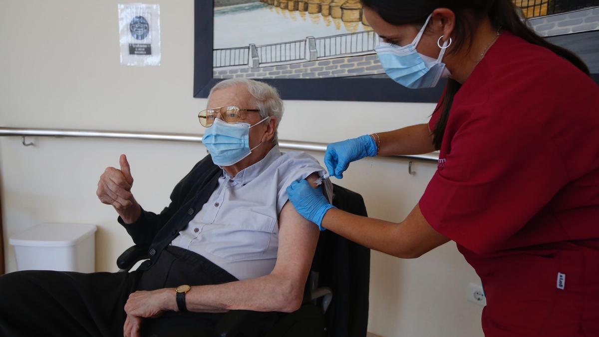 Un usuario recibe la vacuna frente a la gripe en la residencia de la asociación San Rafael de Alzhéimer de Córdoba.