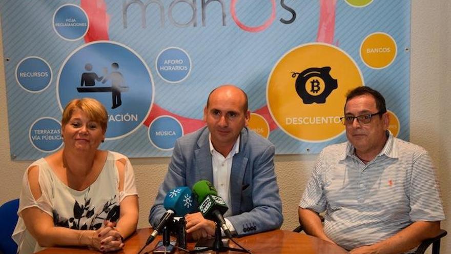 Los ediles socialistas Moreno y Conejo, con el presidente de Mahos-Amares, Jesús Sánchez.