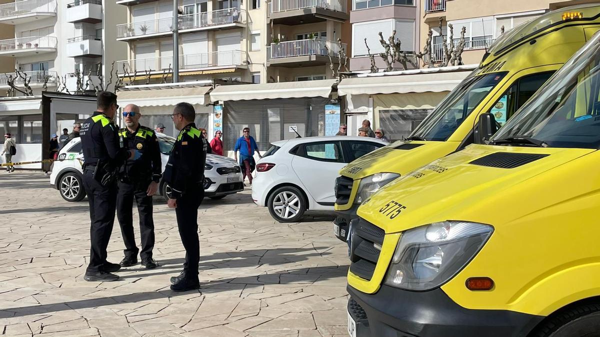 Les fotos del rescat d'una banyista a Blanes en ser arrossegada per una onada
