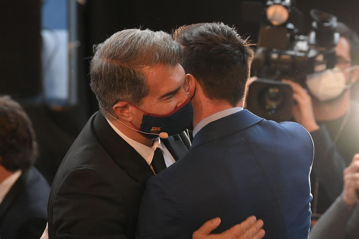 Joan Laporta abraza a Leo Messi, en el acto de presentación del nuevo presidente azulgrana, en el Camp Nou.