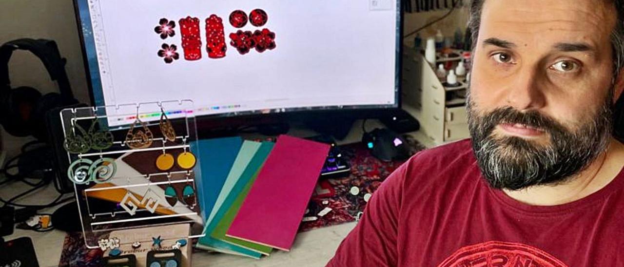 Ricardo Terceiro posa con sus diseños a ordenador y sus pendientes.