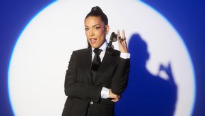 Lorena Castell, vestida para CQC.