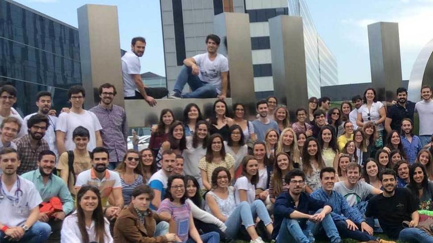 Decenas de médicos de varias especialidades -como los de la foto- realizaron ayer en la Facultad de Economía de Oviedo el segundo examen de su concurso-oposición.