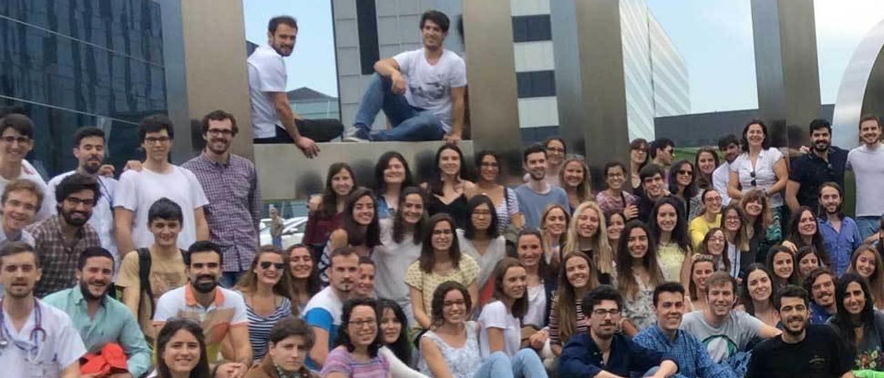 Decenas de médicos de varias especialidades -como los de la foto- realizaron ayer en la Facultad de Economía de Oviedo el segundo examen de su concurso-oposición.