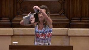 Laia Estrada rompe una imagen del Rey Felipe VI.