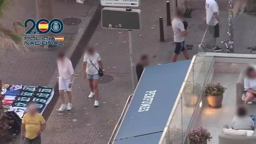 Desmantelan una banda de una veintena de atracadores que acosaban y saqueaban a turistas en  la Playa de Palma
