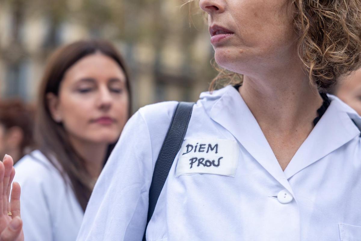 Enfermeras se manifiestan el primer día de huelga Intersindical en Barcelona