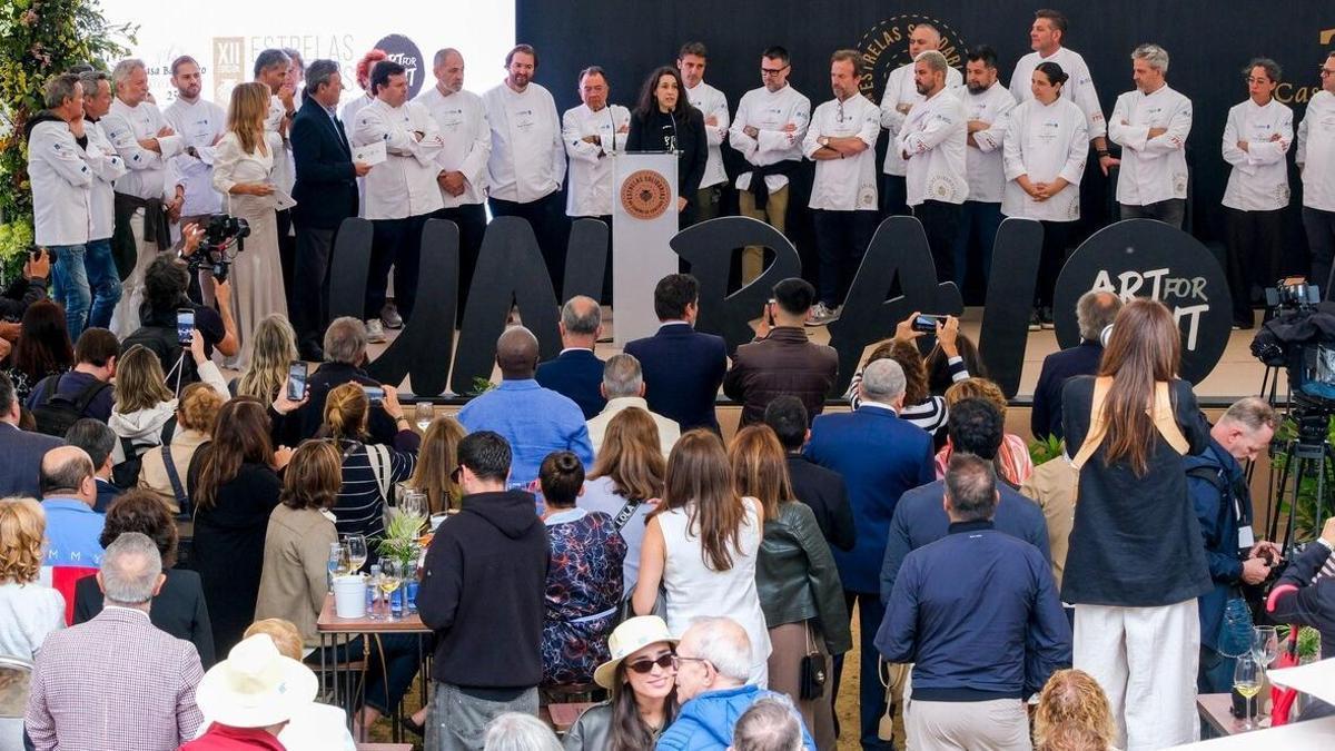 María Castelao, en el atril, rodeada de los chefs con Estrella Michelín en Negreira