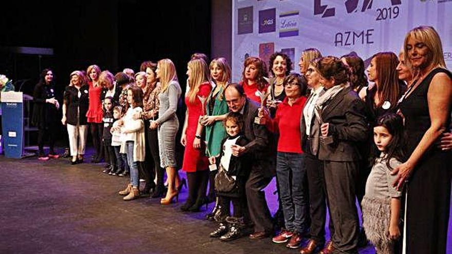 Premiadas y organizadoras del evento, ayer en el Ramos Carrión.