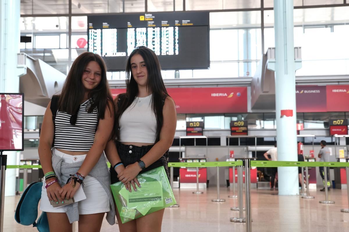 Ariadna Varela y Greta Sampedro, las dos becadas que ayer partieron hacia EE UU.