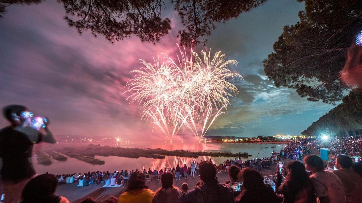 El castell de focs és l'acte més multitudinari de la Festa Major de Manresa