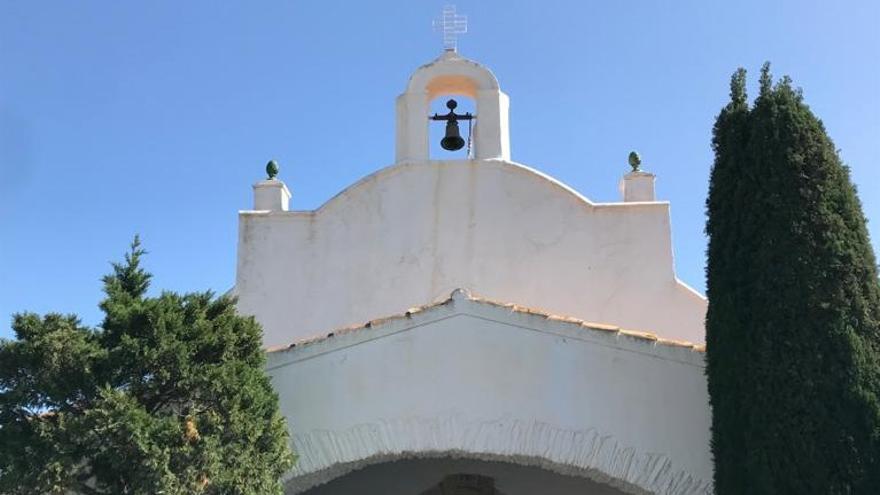 Cadaqués presenta la nova creu del campanar de la capella de Sant Baldiri
