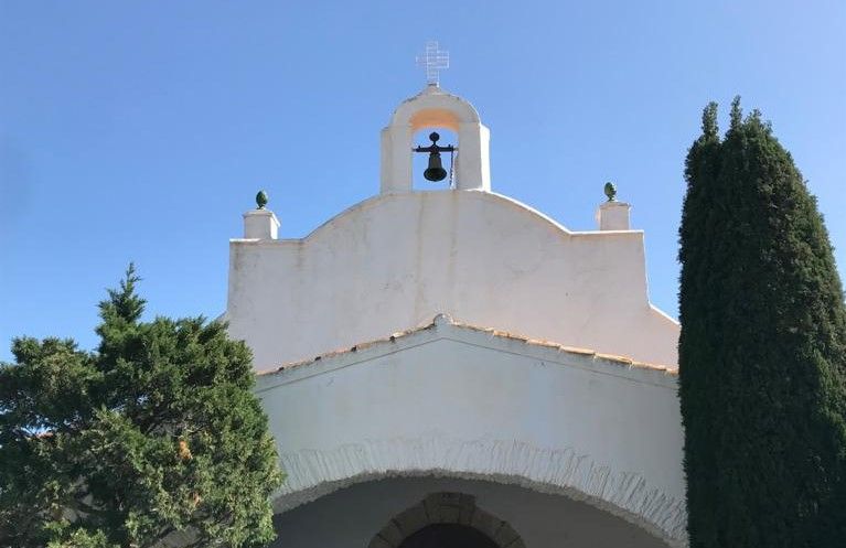 La nova creu de la capella de Sant Baldiri a Cadaqués