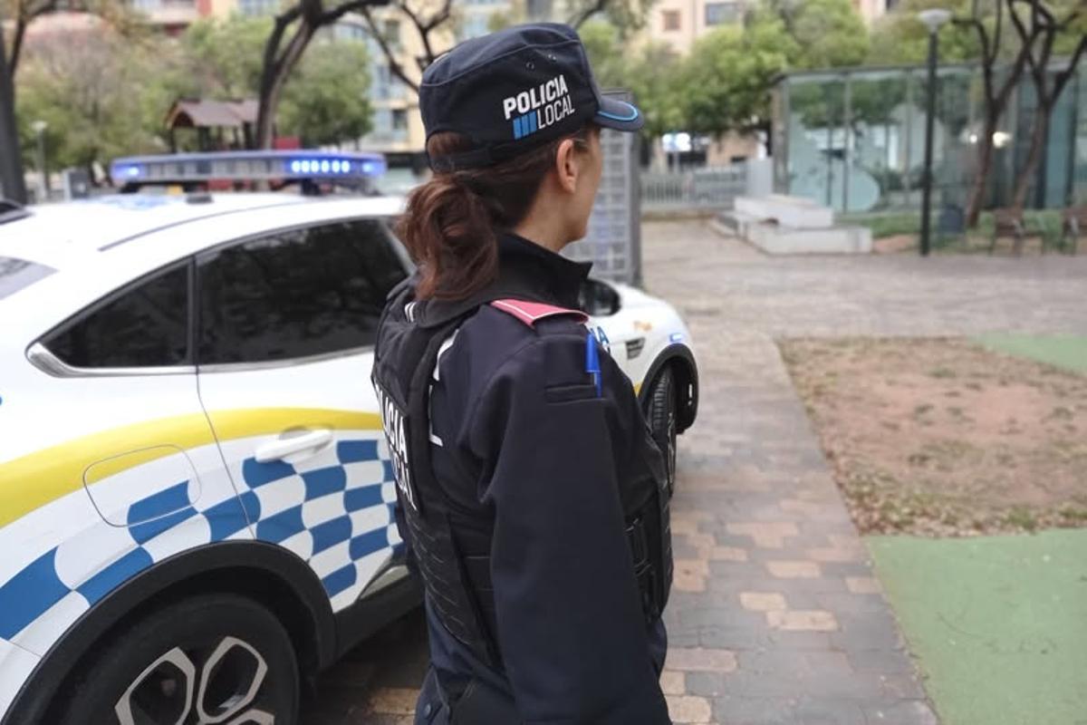 Una patrulla de la Policía Local, en el Parque Wifi de Palma.