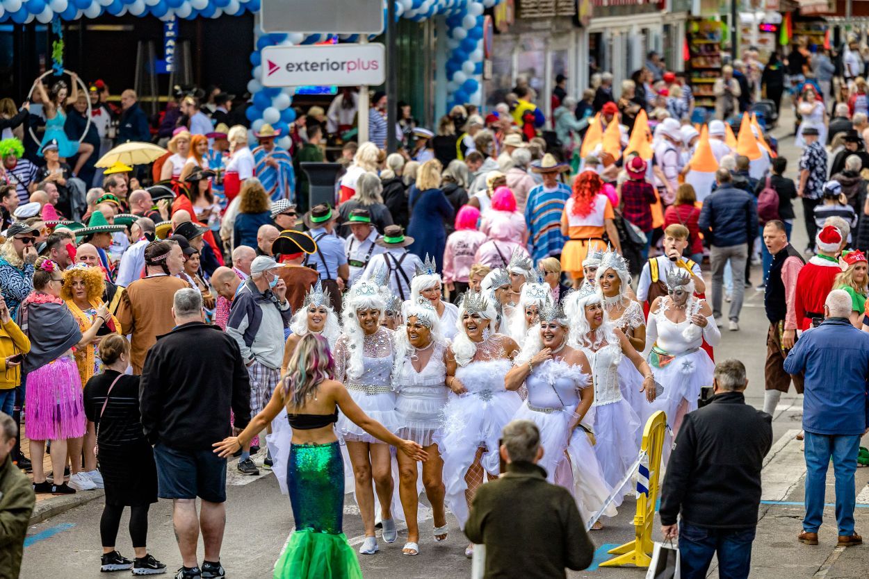 Los británicos desafían a la lluvia y celebran su "Fancy Dress Party" en Benidorm