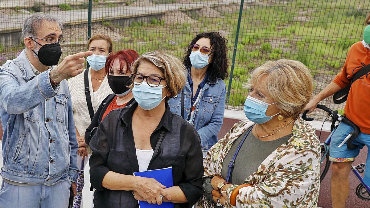 Por la izquierda, Rufino Fernández e Inés Sabanés, con representantes vecinales, ayer, en Moreda. | Marcos León