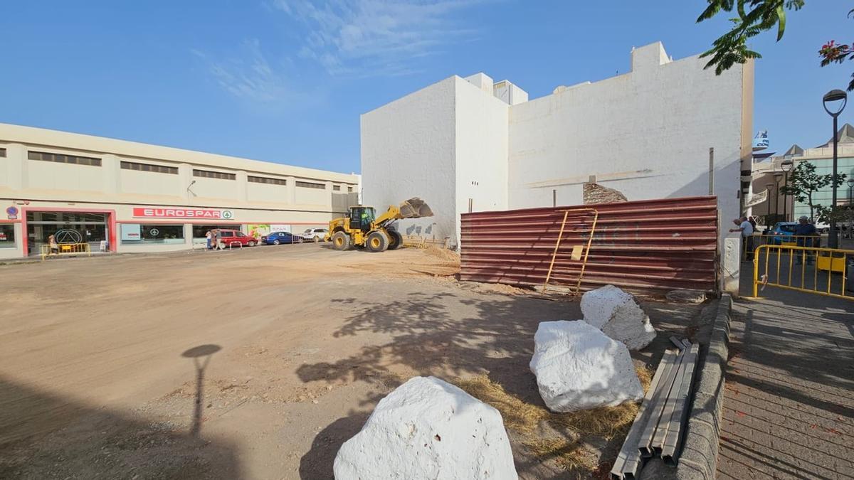 Limpieza del solar insalubre en La Vega, en Arrecife