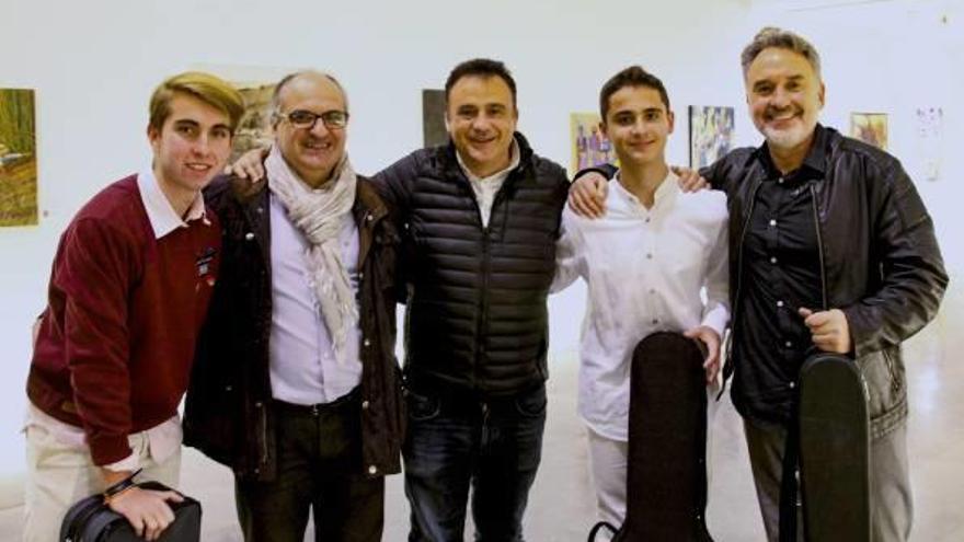 Los responsables del certamen, con los músicos Pablo Turlo, Ausiàs Parejo y Petr Vit el día 22.