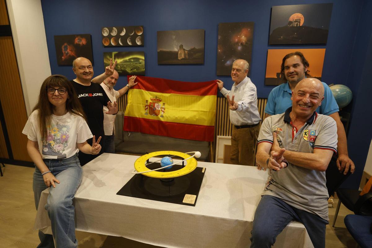 Los miembros de la Sociedad Astronómica Omega de Gijón, en su sede