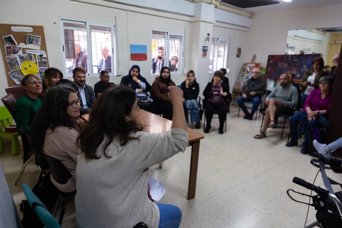 Un momento de la reunión de Oltra, Bustinduy y miembros de asociaciones sociales de Orriols.