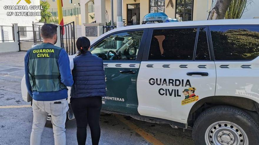 La detenida es conducida al cuartel de la Guardia Civil de Calp