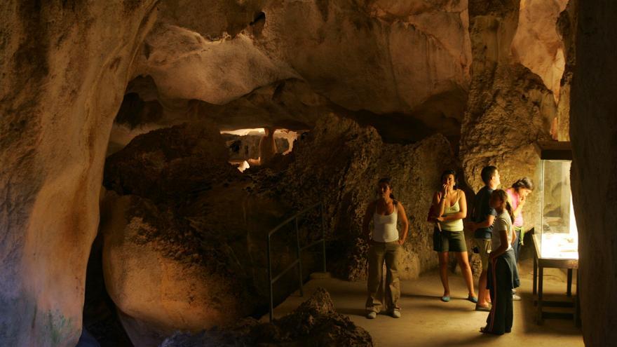 Zuheros y la Diputación adaptan el convenio de gestión de la Cueva de los Murciélagos