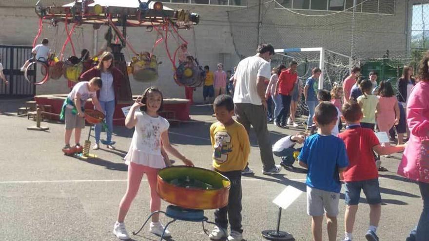 Alumnos de Arriondas, celebrando el Día del Medio Ambiente ayer.