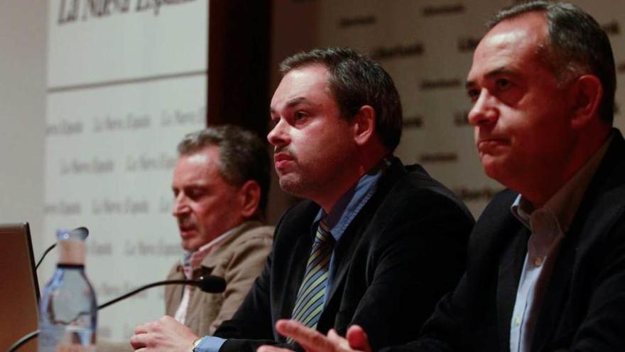 Evaristo C. Martínez-Radío, en el centro, junto a Chema Fernández (izquierda) y Benigno Maújo.