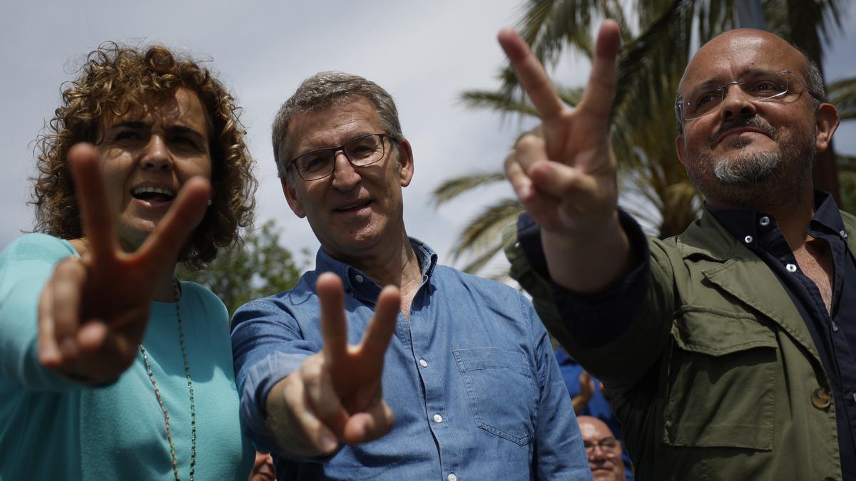 El presidente del PP, Alberto Núñez Feijóo (c), el candidato del PPC a la presidencia de la Generalitat, Alejandro Fernández (d), y Dolors Montserrat , candidata a las elecciones europeas durante un mitin del PPC en Salou.