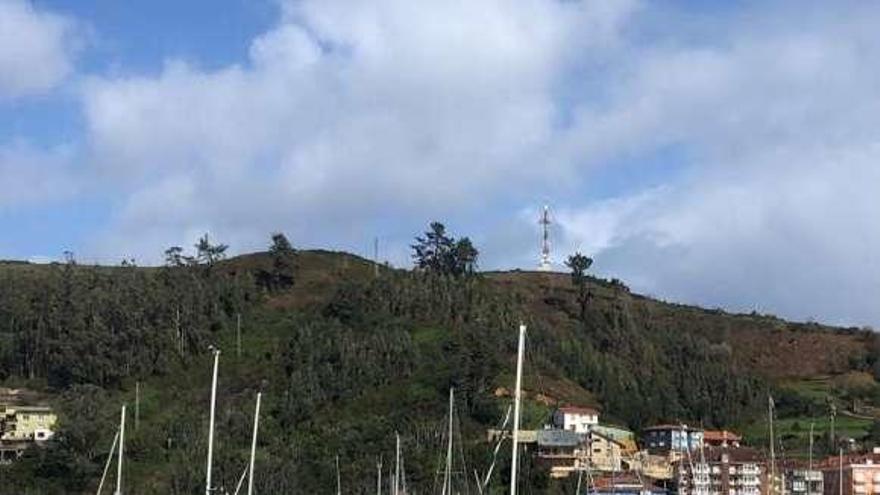 Algunos barcos atracados ayer en el puerto deportivo.