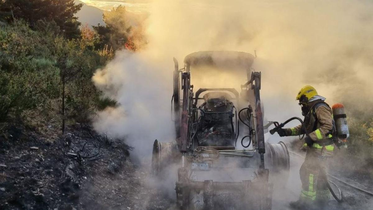 Tasques d'extinció d'un camió que ha cremat a Fontanals de Cerdanya