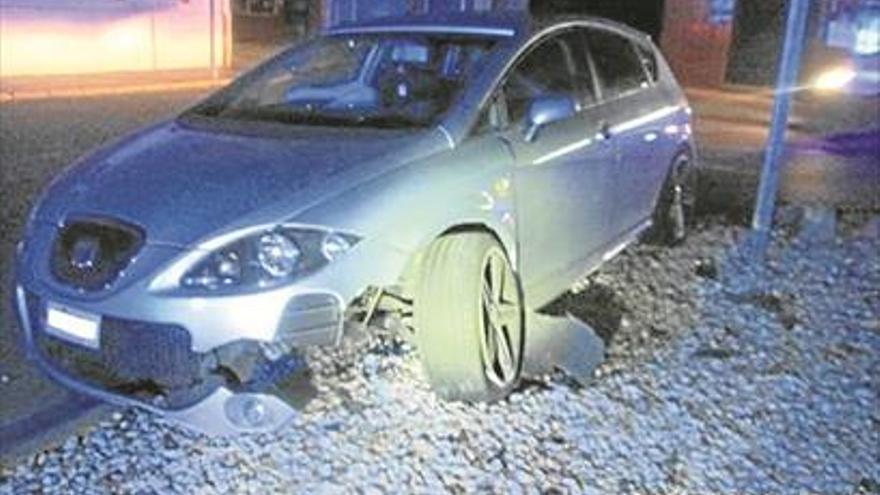 Un conductor denuncia el robo de su coche tras empotrarse en una rotonda