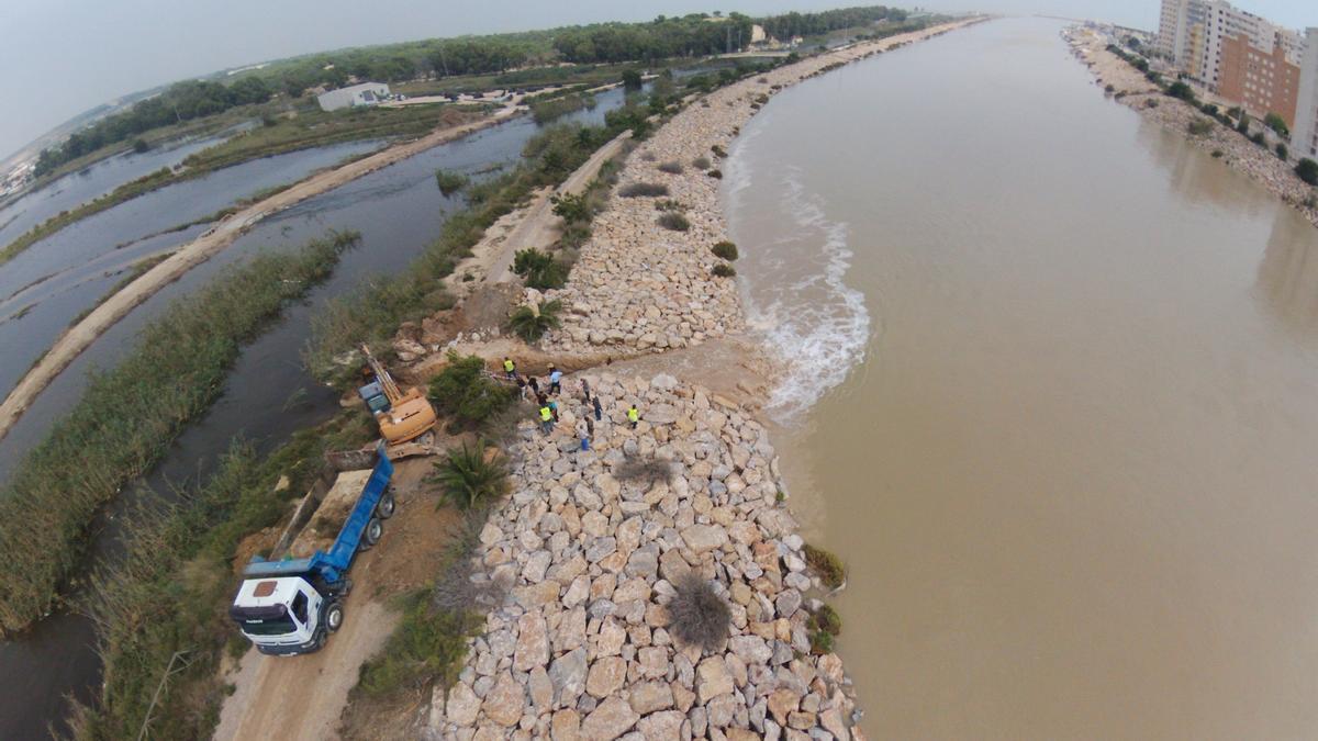 Apertura de una zanja para unir el cauce viejo con el actual del río para desaguar los campos, cuando la DANA de 2019