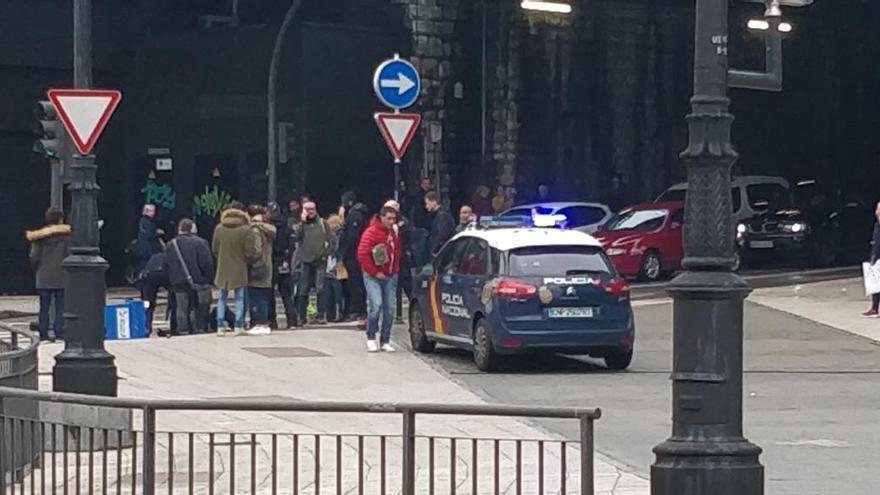 Los agentes trabajan en la zona tras el accidente.