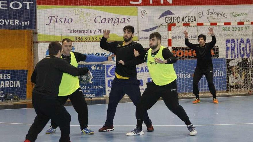 Una acción de un entrenamiento de esta semana en O Gatañal. // Santos Álvarez