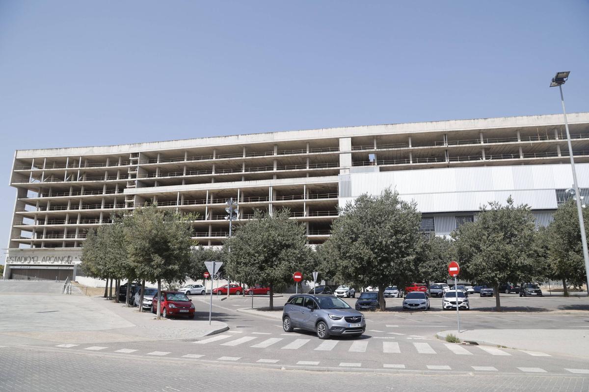 Las obras del cerramiento de las fachadas del estadio Nuevo Arcángel ya han comenzado, con la colocación de las vallas en el perímetro de los trabajos.