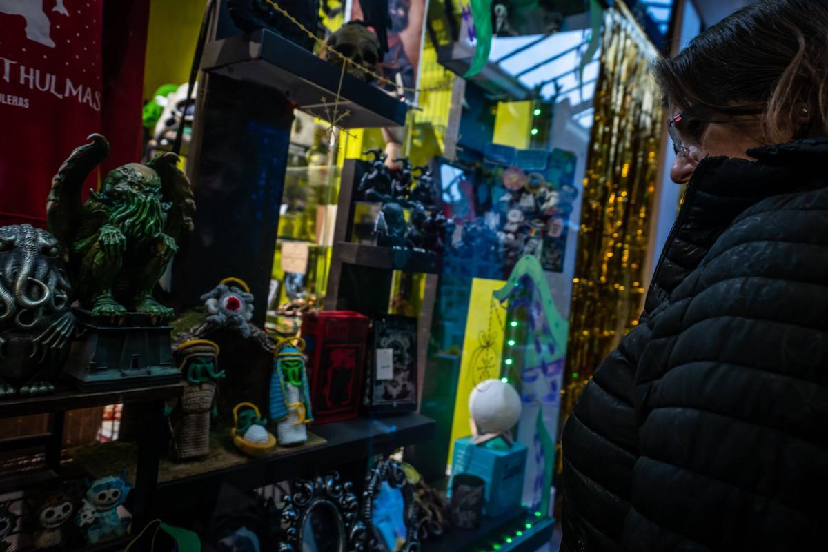 Tiendas y compradores de las Galeries Maldà en vísperas de la Navidad 2024