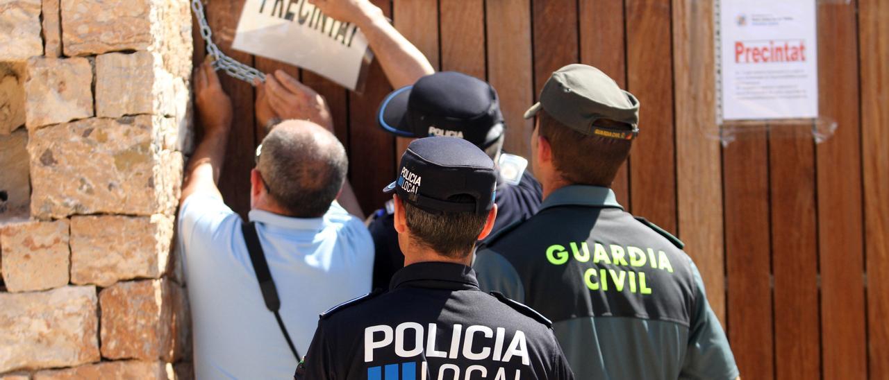 Momento en que agentes de la Policía local, con la ayuda de la Guardia Civil, precintaron hace unos años la entrada de Casa Lola