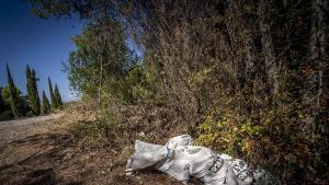 Bolsas de obra, muebles, plásticos y productos de construcción abandonados en diferentes vertederos ilegales a pie de carretera, en los alrededores del Cementerio de Collserola y la zona de acceso a Can Catà. 2 de septiembre de 2026. Barcelona. AUTOR: MANU MITRU