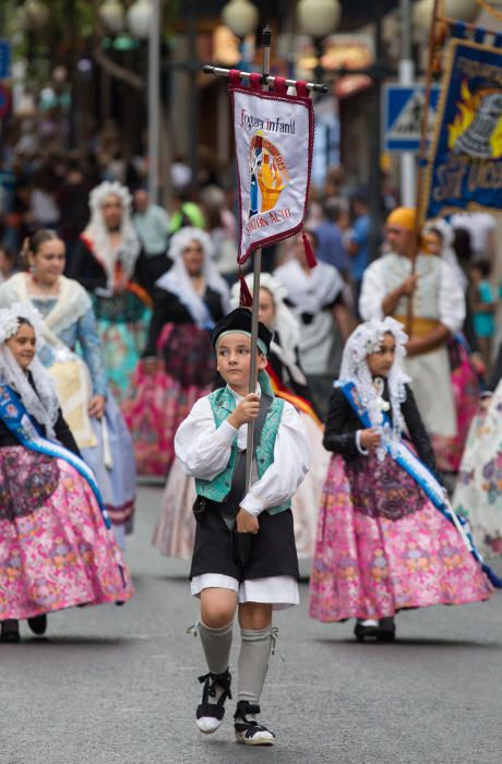 La apertura de las Hogueras del 90 aniversario resultó espectacular, con una gran participación de las comisiones, de veteranos festeros y de las Belleas del Foc.