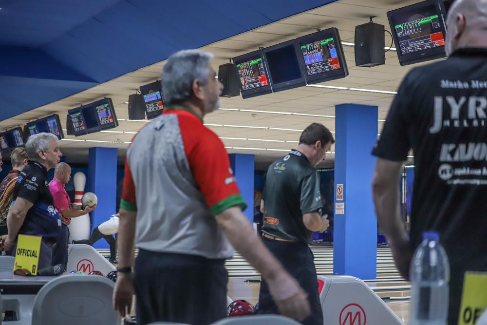 Más de 100 jugadores aficionados y profesionales participan hasta hoy en el Tornero internacional de bowling de Torrevieja