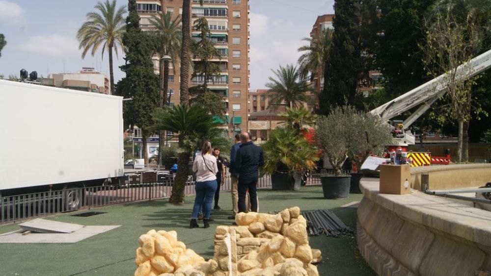 Montaje del monumento 'Los Jardines del Rey Lobo' en la plaza Circular de Murcia